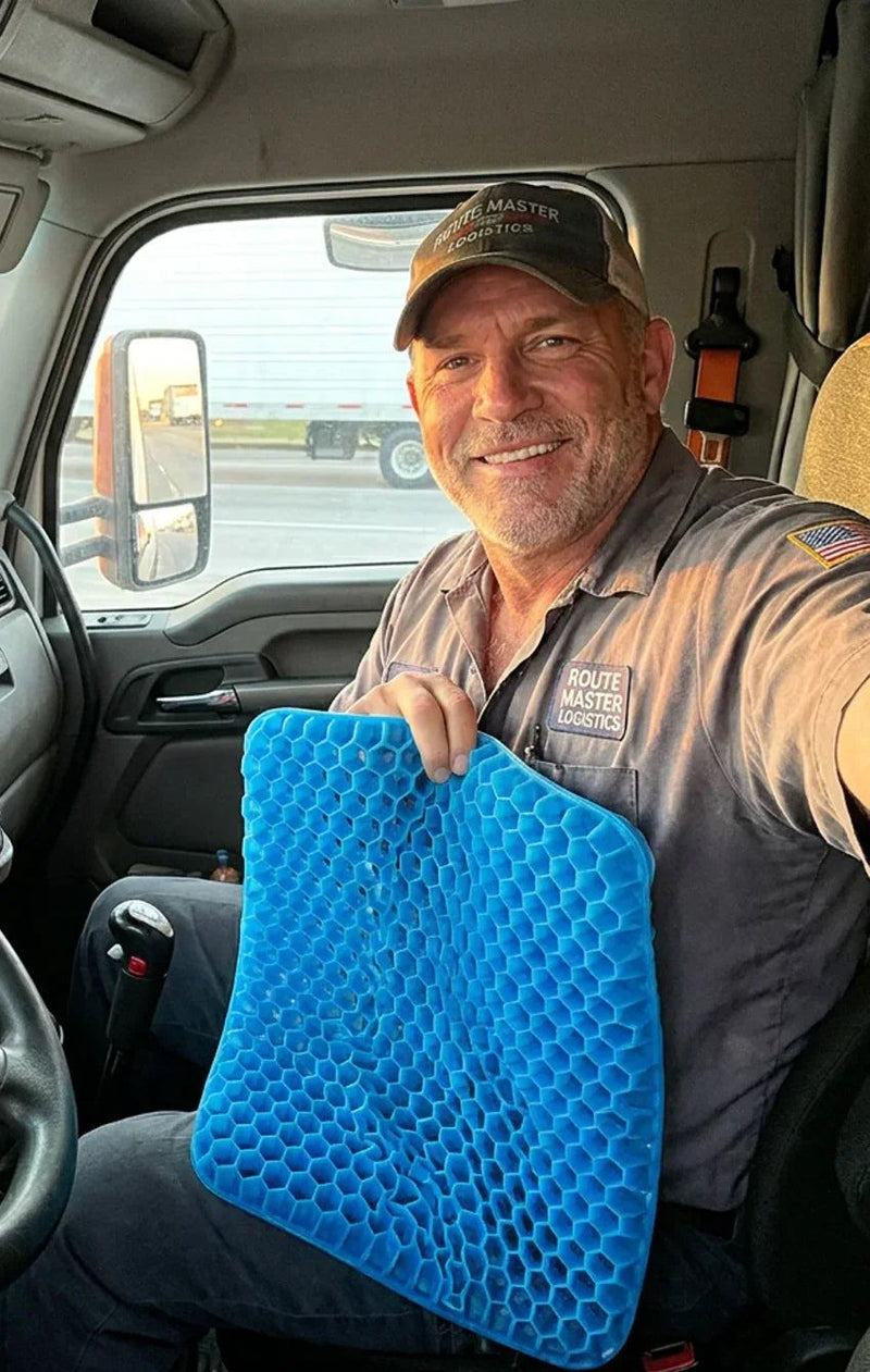 Camionneur qui tient le coussin en gel alvéolé GEL FLEX